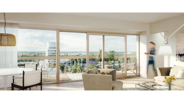 Sisäkuva asunnon olohuoneesta, jossa yhden seinän pituudelta pelkkää ikkunaa.