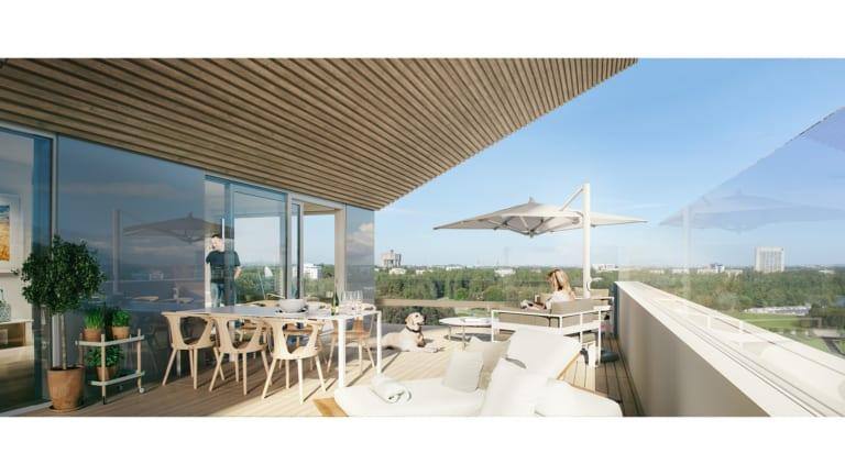 Kerrostalon kattohuoneiston suuri terassi.