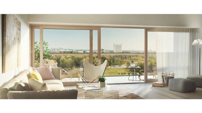 Asunnon olohuoneen suuren terassin ovi on auki.