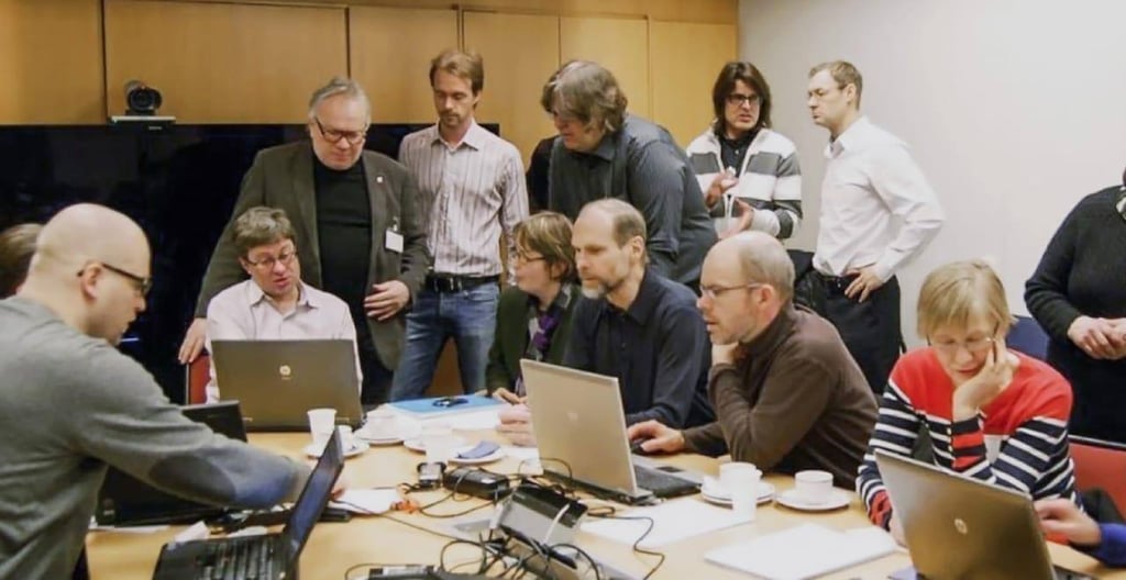 Ihmisiä pöydän äärellä, Model Nova